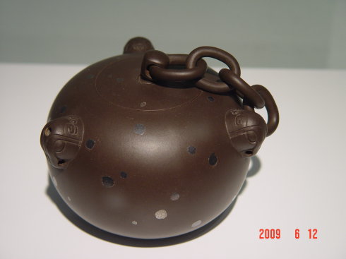 中国美術 中国古玩 中国宜興紫砂 花鳥紋樣花瓶2点 A Yixing teapod, Qing dynasty, 18th century | 清十八世紀宜興